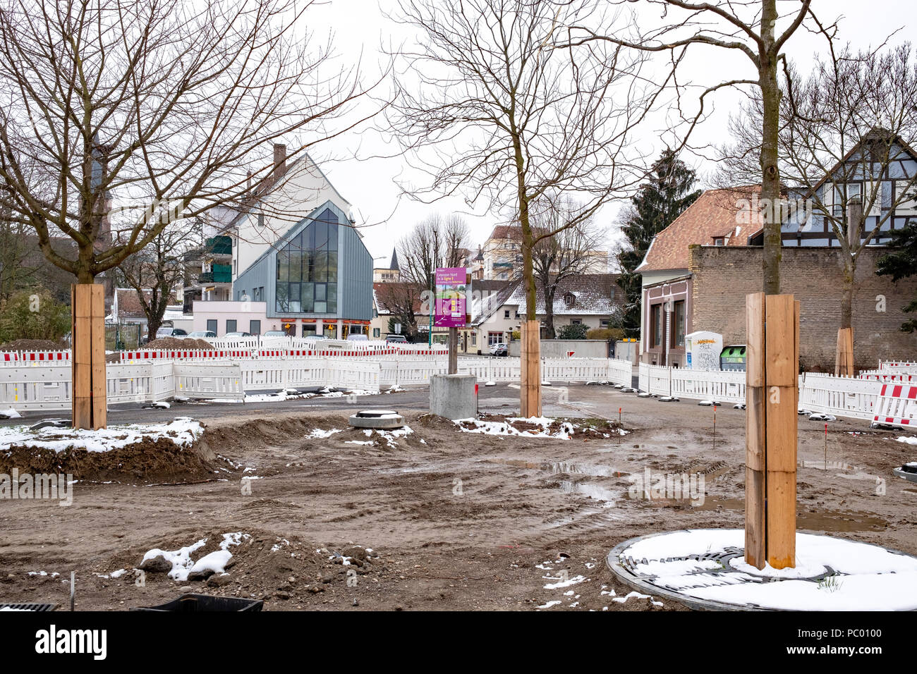 Strasburgo, tram preliminare sito in costruzione, linea e estensione, quadrato, protetto tronchi di alberi, le barriere in plastica, case, Alsazia, Francia, Europa Foto Stock