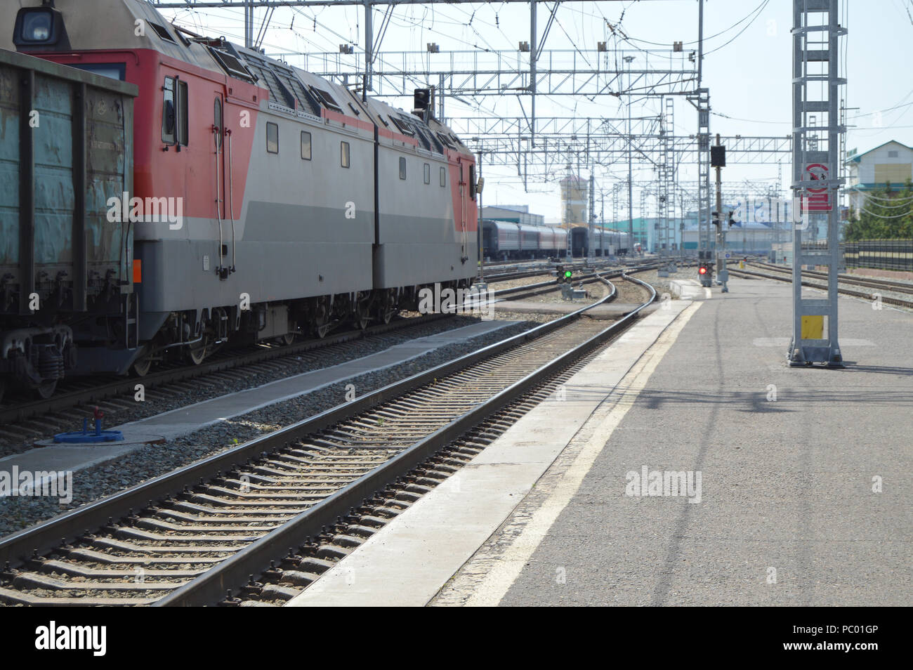 Moderno locomotore trasporta merci passato in treno la stazione ferroviaria, il concetto di trasporto Foto Stock