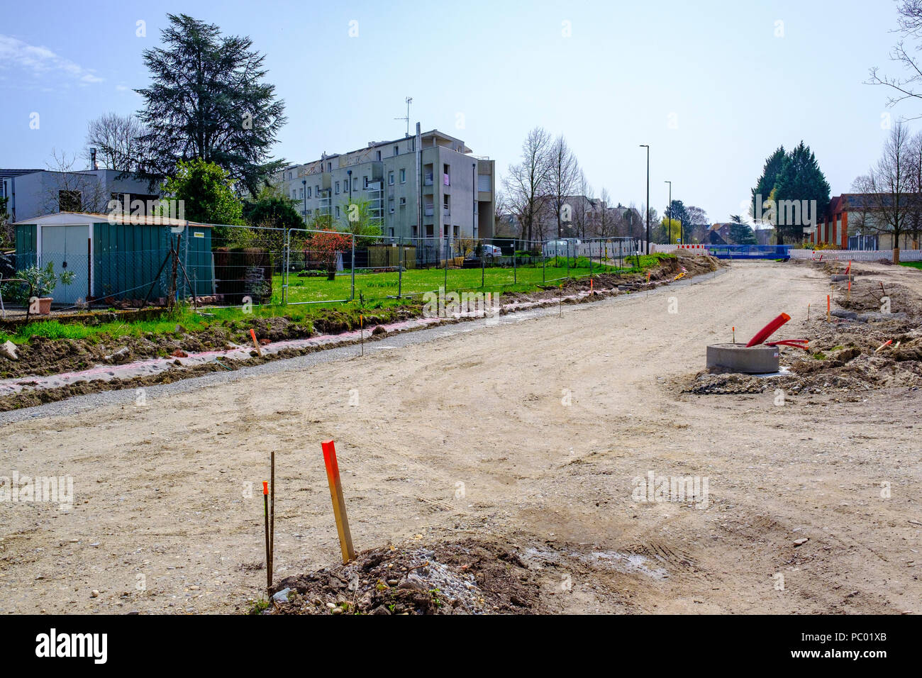 Strasburgo, tram preliminare sito in costruzione, linea e estensione, strada sterrata, case, Alsazia, Francia, Europa Foto Stock