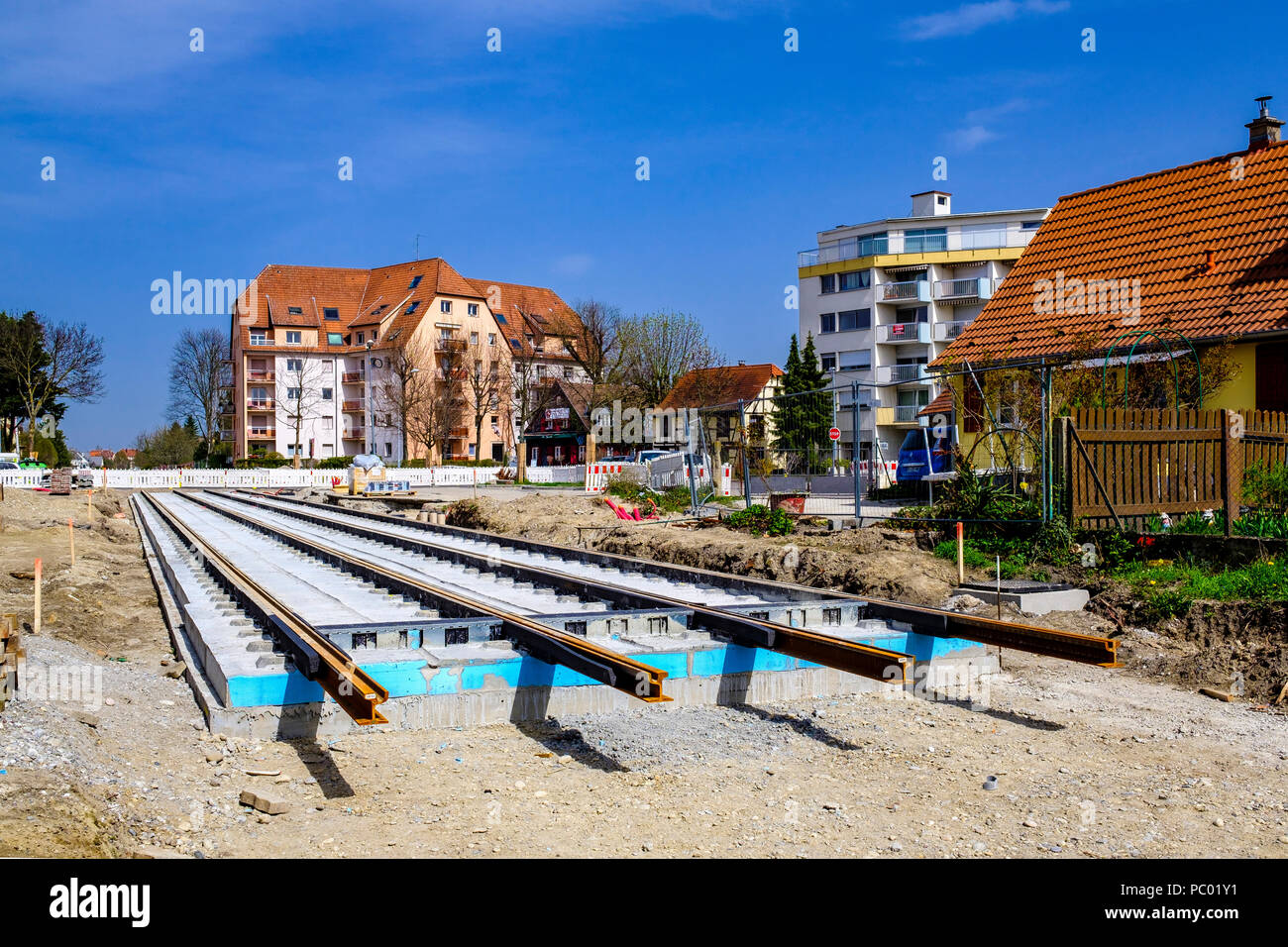 Strasburgo, tram sito in costruzione, binari ferroviari, letto in calcestruzzo, case, linea e estensione, Alsazia, Francia, Europa Foto Stock