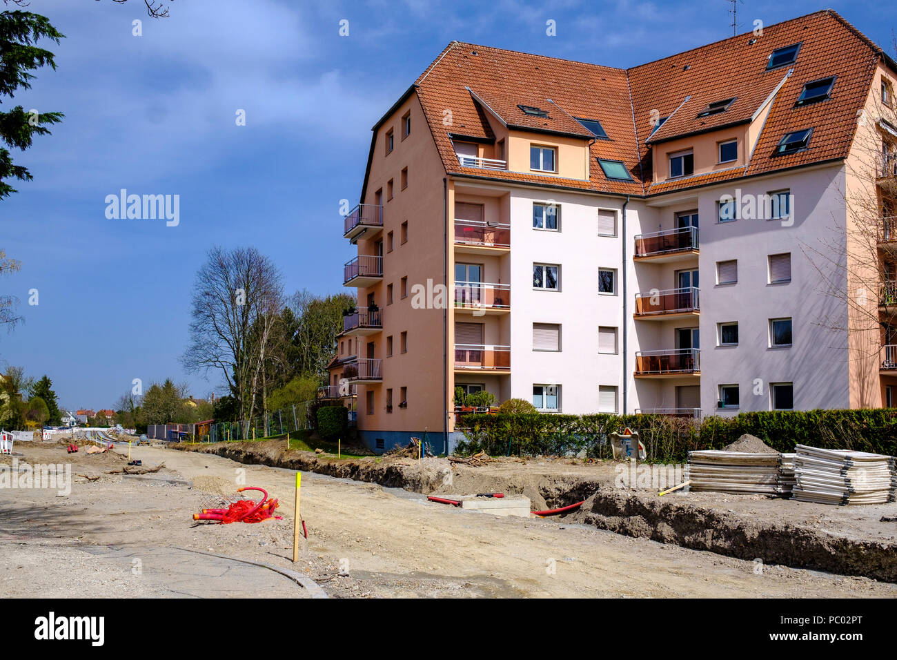 Strasburgo, tram preliminare sito in costruzione, linea e estensione, strada sterrata, case, Alsazia, Francia, Europa Foto Stock