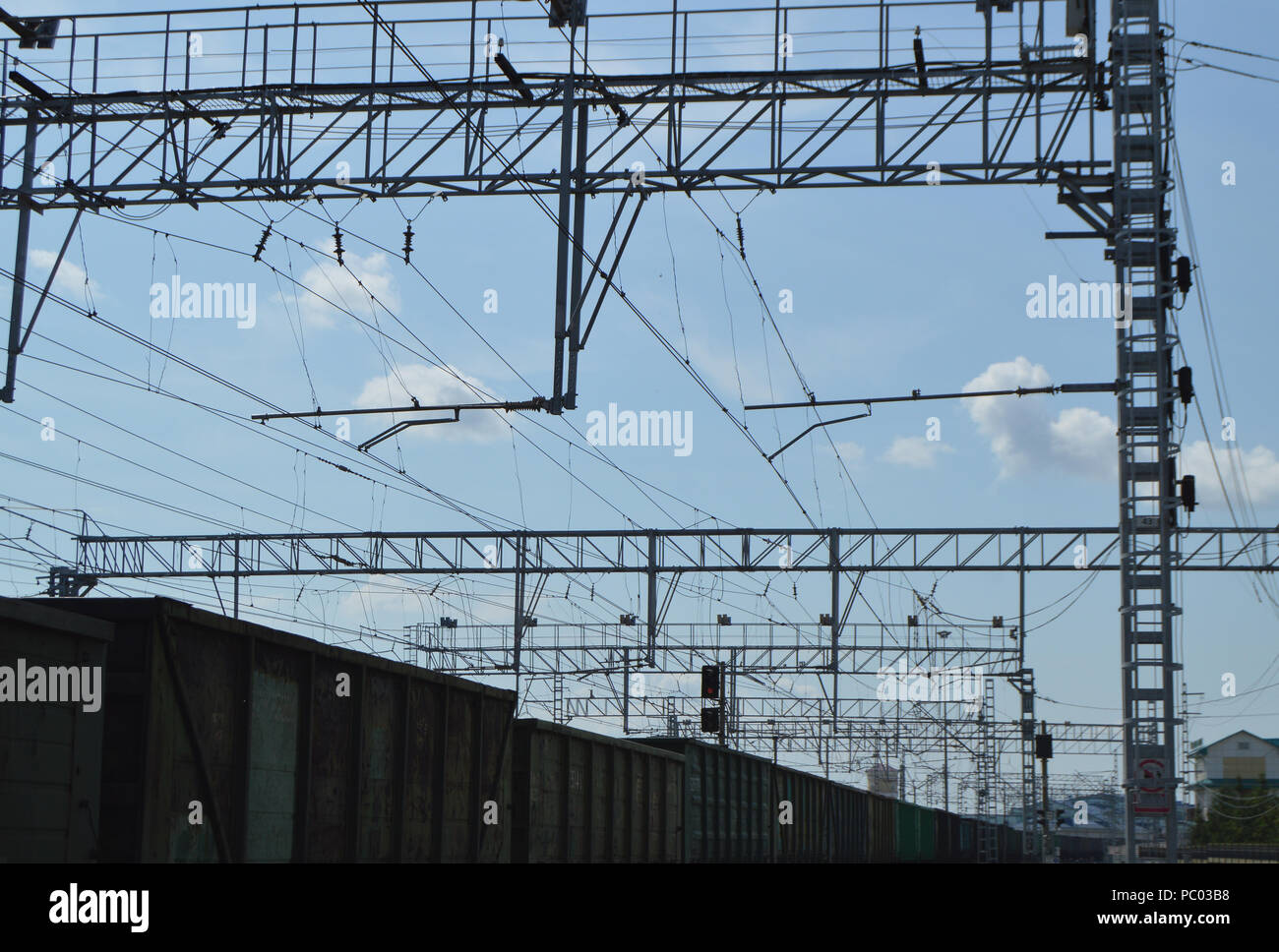 Vista ravvicinata del contatto elettrico rete delle ferrovie e delle ferrovie in background Foto Stock