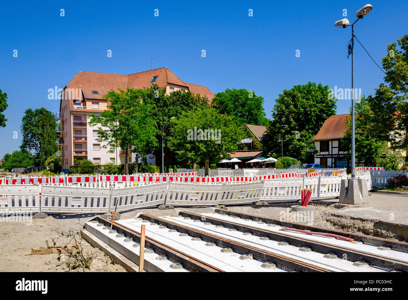 Strasburgo, tram sito in costruzione, binari ferroviari, calcestruzzo letto, sicurezza barriere in plastica, case, linea e estensione, Alsazia, Francia, Europa Foto Stock