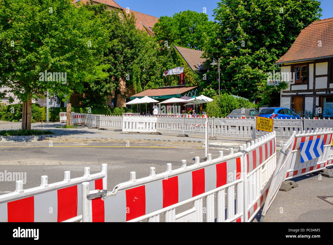 Strasburgo, tram preliminare sito in costruzione, linea e estensione, sicurezza barriere in plastica, quadrato, case, Alsazia, Francia, Europa Foto Stock