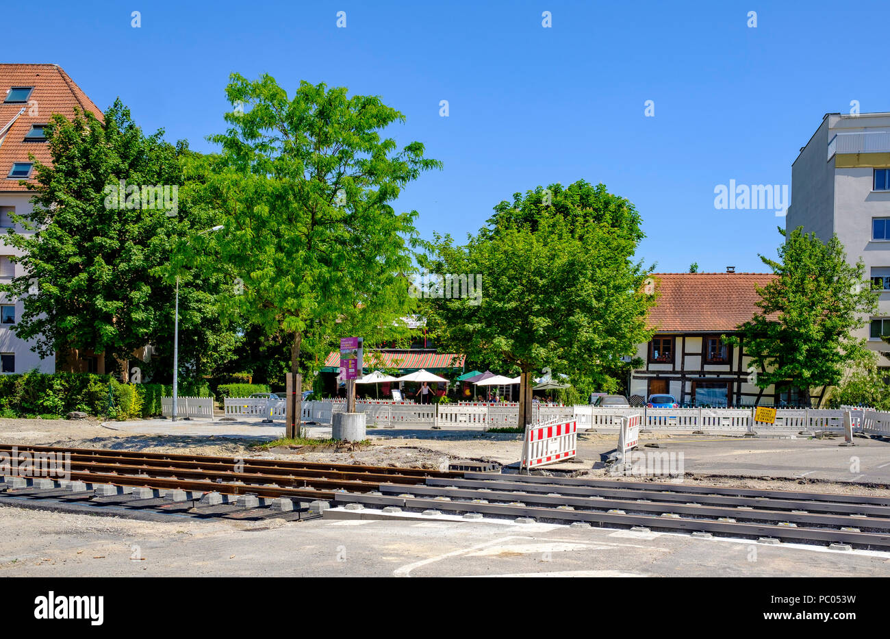 Strasburgo, tram sito in costruzione, binari ferroviari, letto in calcestruzzo, case, linea e estensione, Alsazia, Francia, Europa Foto Stock