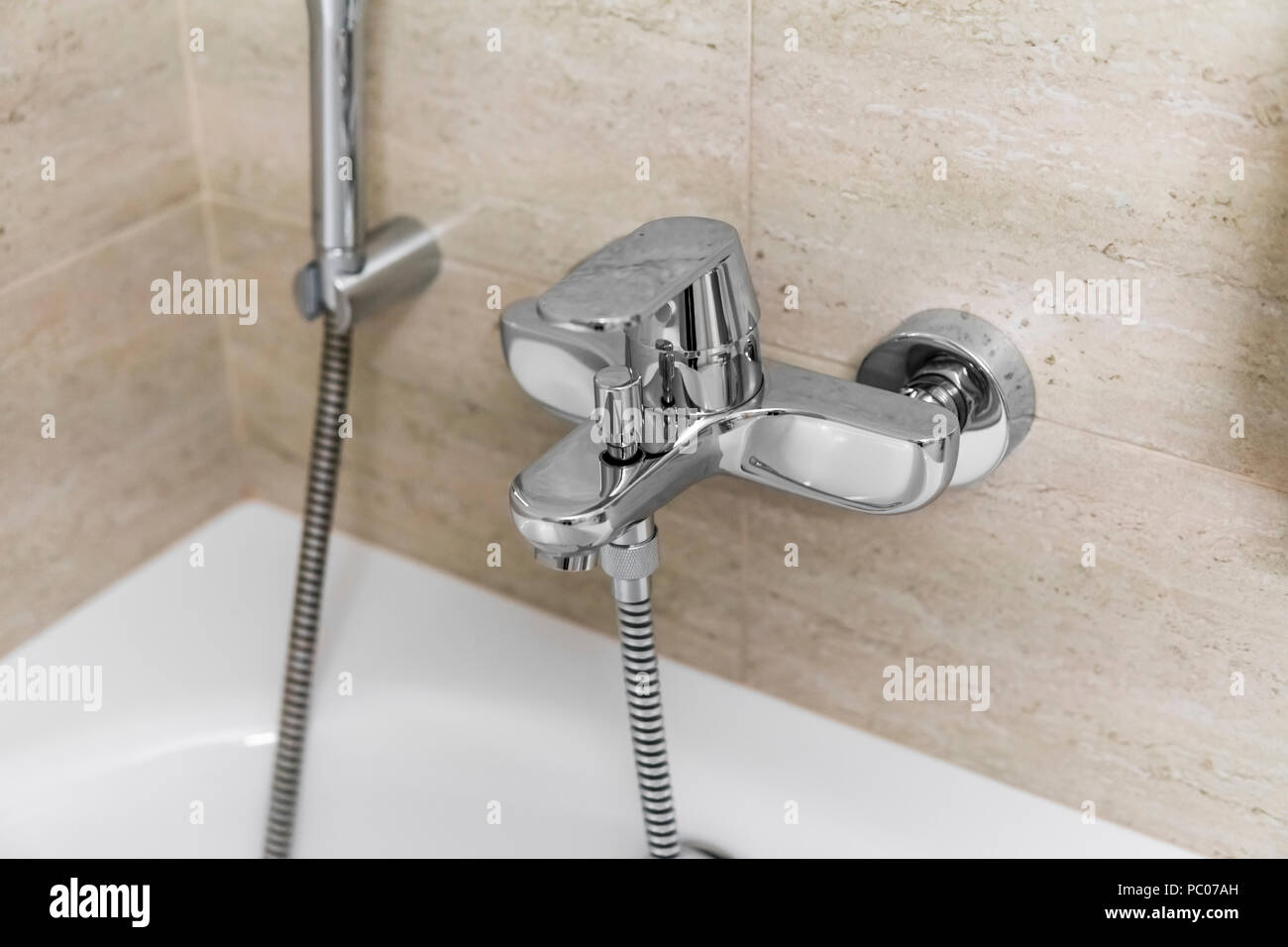 Doccia e vasca da bagno miscelatori in un bagno. Foto Stock