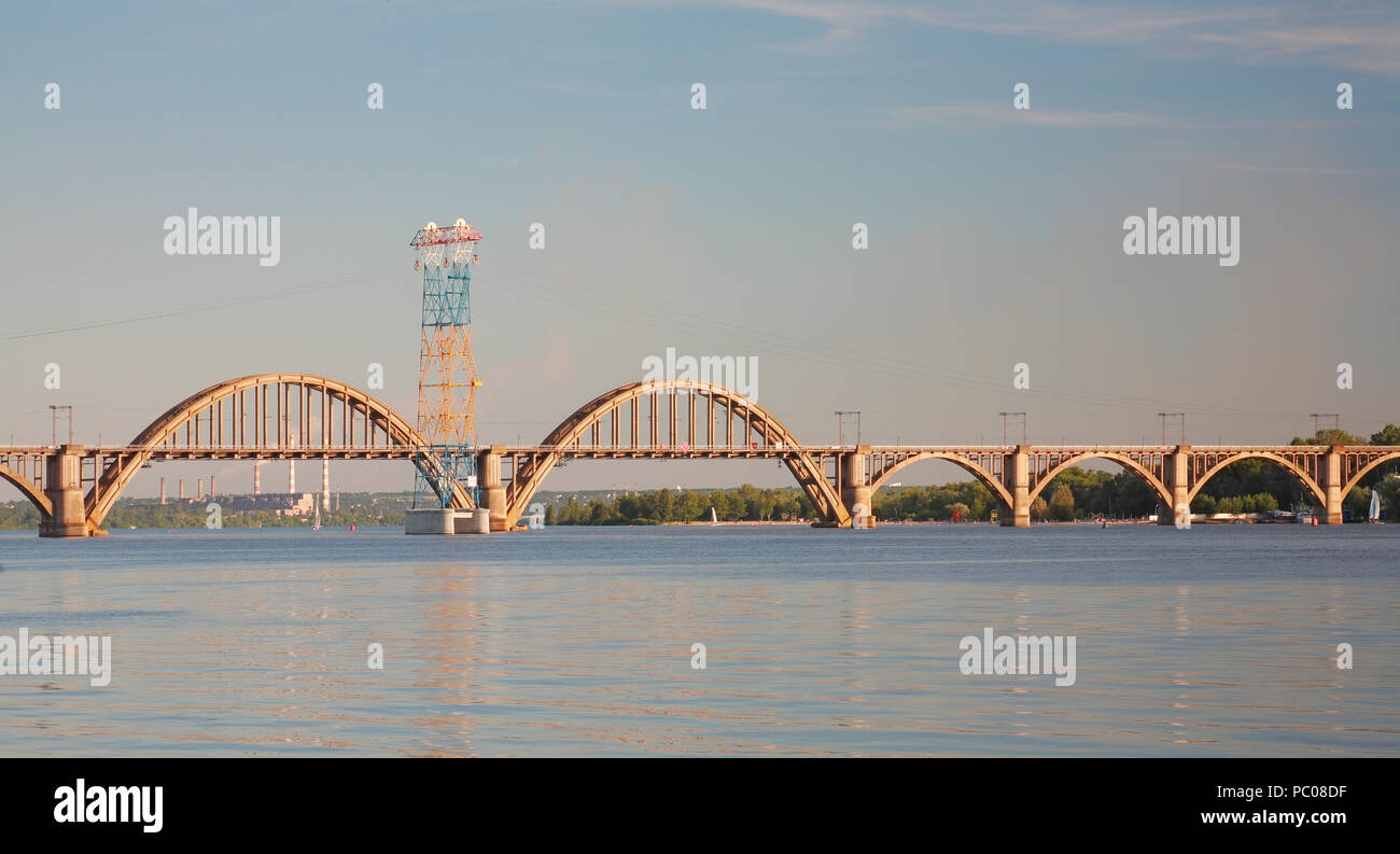 'Merefa-Cherson' ponte ferroviario attraverso il fiume Dnieper in Dnepropetrovsk (Ucraina), paesaggio urbano Foto Stock