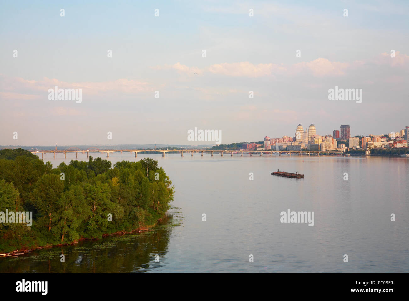 Dnepropetrovsk, bellissimo panorama della città e del fiume Dnepr Foto Stock