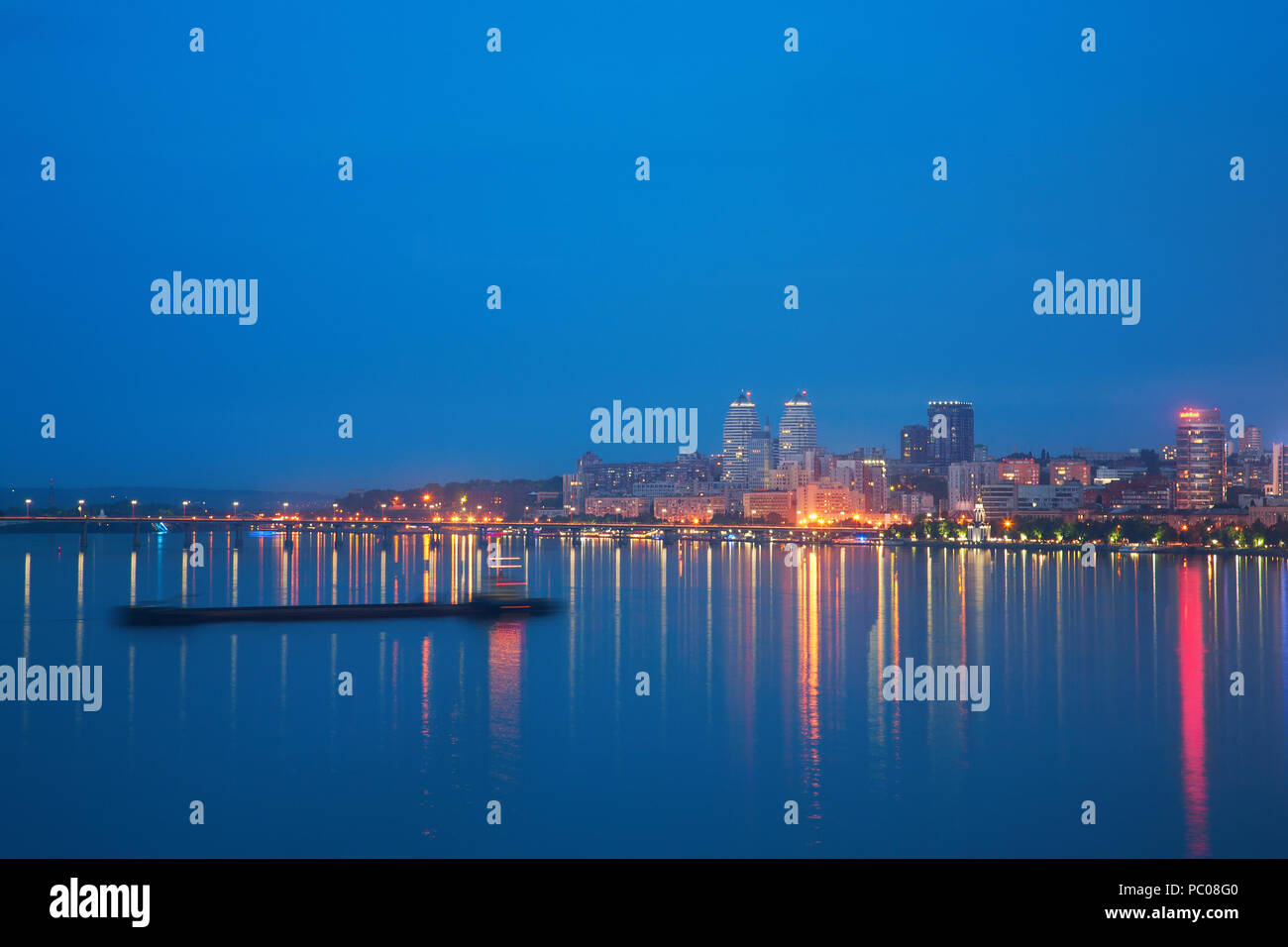 Panorama della città la notte, Dnepropetrovsk, embankment e fiume Dnieper Foto Stock