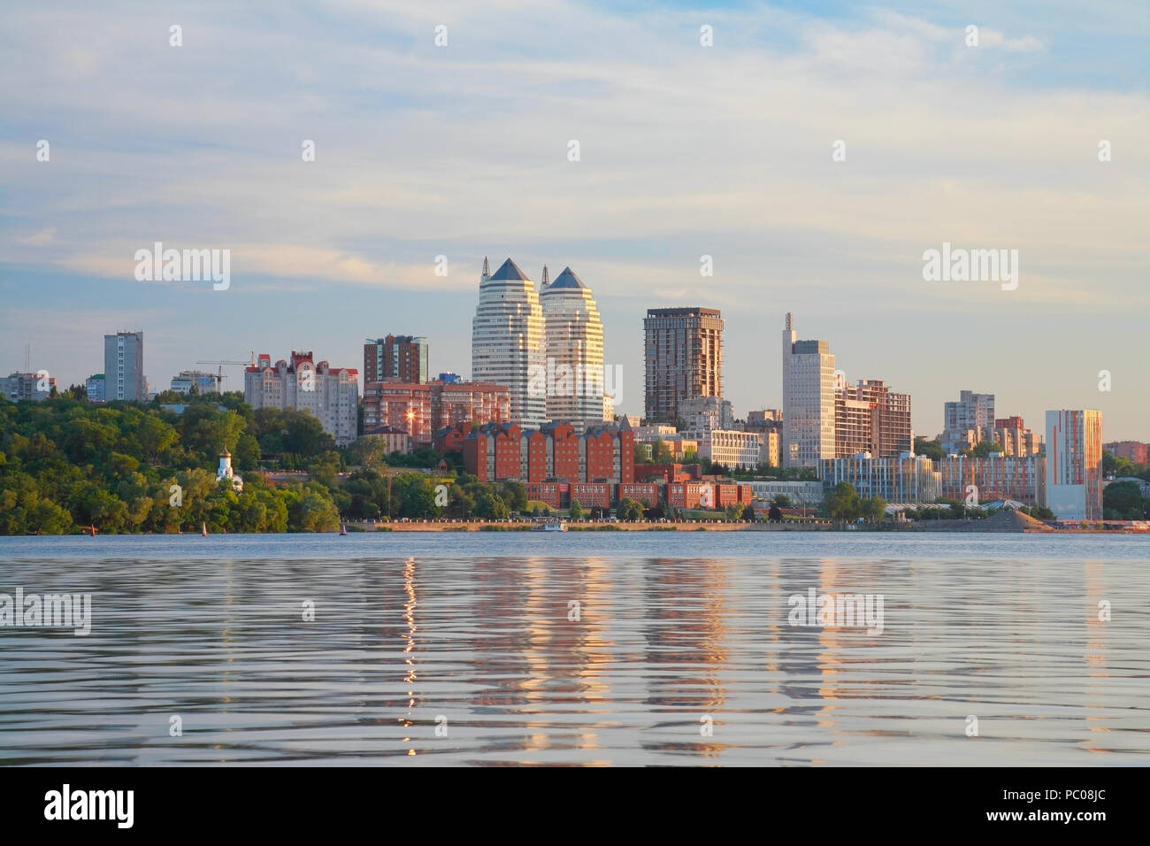 Dnepropetrovsk, bellissimo panorama della città e del fiume Dnepr Foto Stock