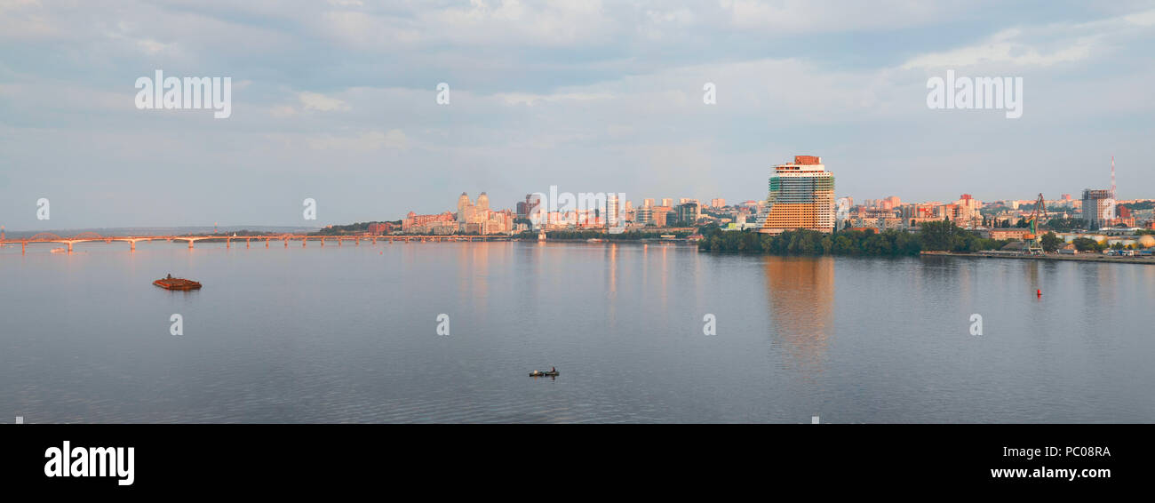 Dnepropetrovsk, panorama della città, sulle rive del fiume Dnieper Foto Stock