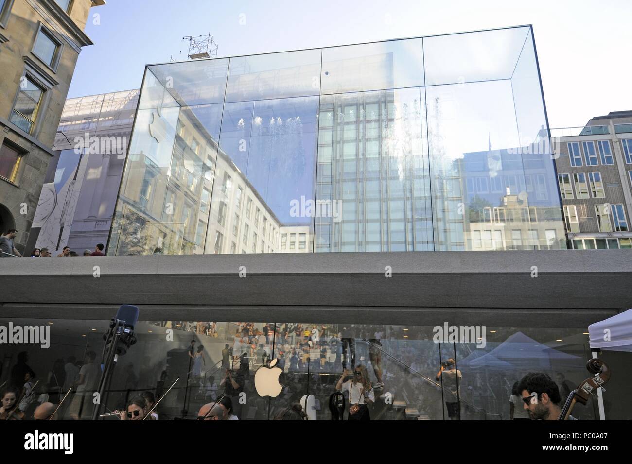 Milano (Italia), il negozio Apple Store in Piazza Libertà, progettato dall'architetto Norman Foster Foto Stock