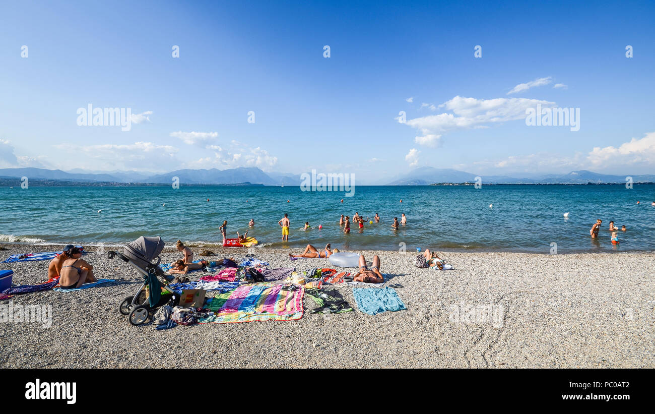 Lago di Garda, spiaggia pubblica vicino a Desenzano del Garda in un bel giorno di estate Foto Stock