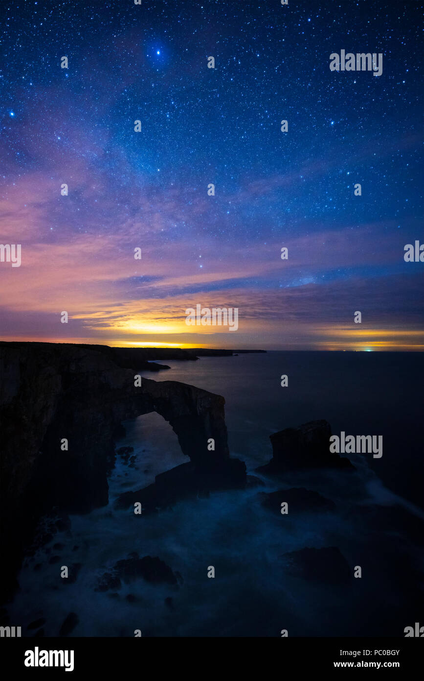 Ponte Verde del Galles di notte, Il Pembrokeshire Coast National Park, Merrion, Pembrokeshire, Wales, Regno Unito, Europa. Foto Stock