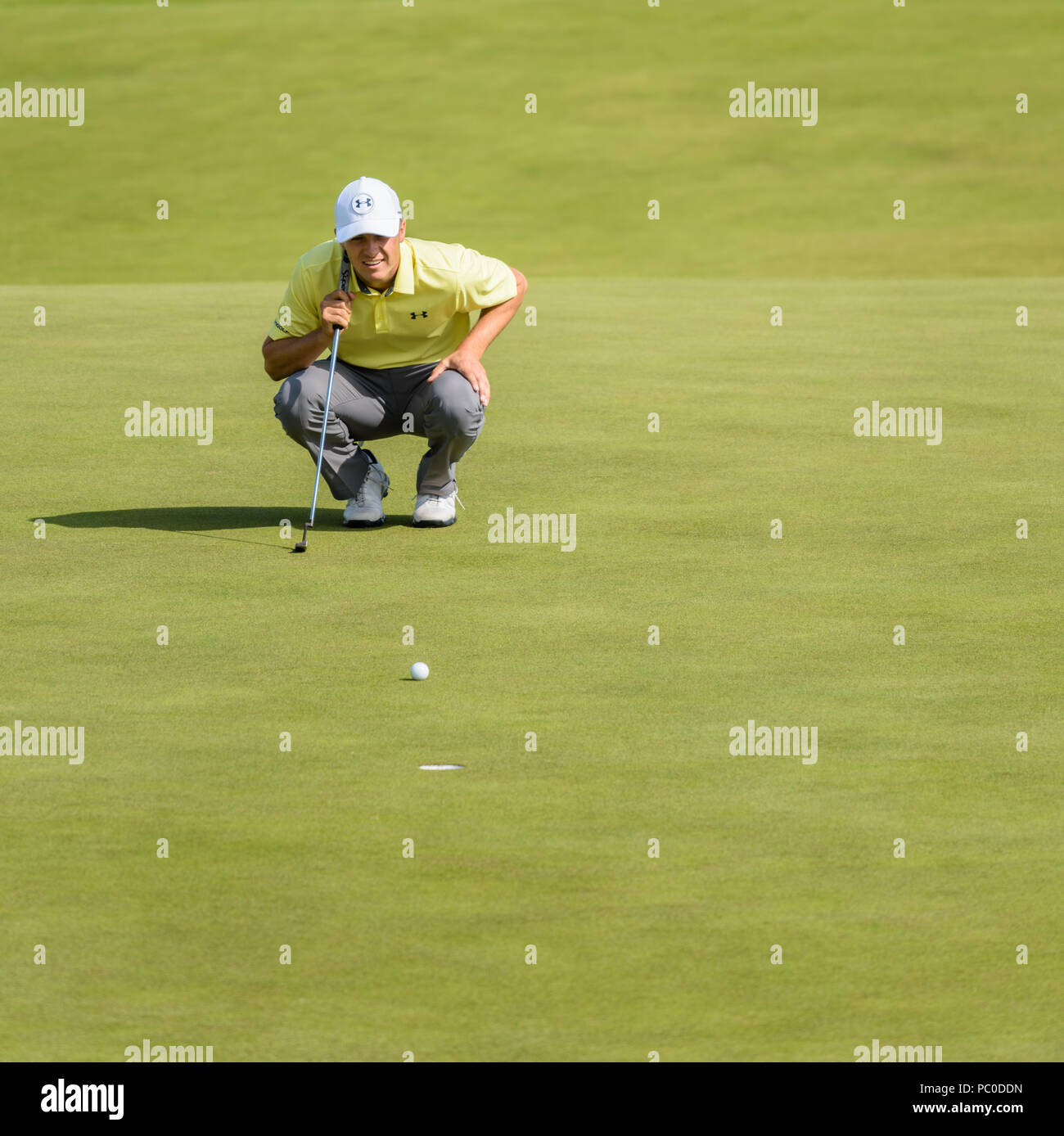 Jordan Spieth che mostra la messa a fuoco e la concentrazione in allineamento di un putt su un verde al Royal Birkdale, Southport, durante un giorno di pratica all'aperto in 2017 Foto Stock