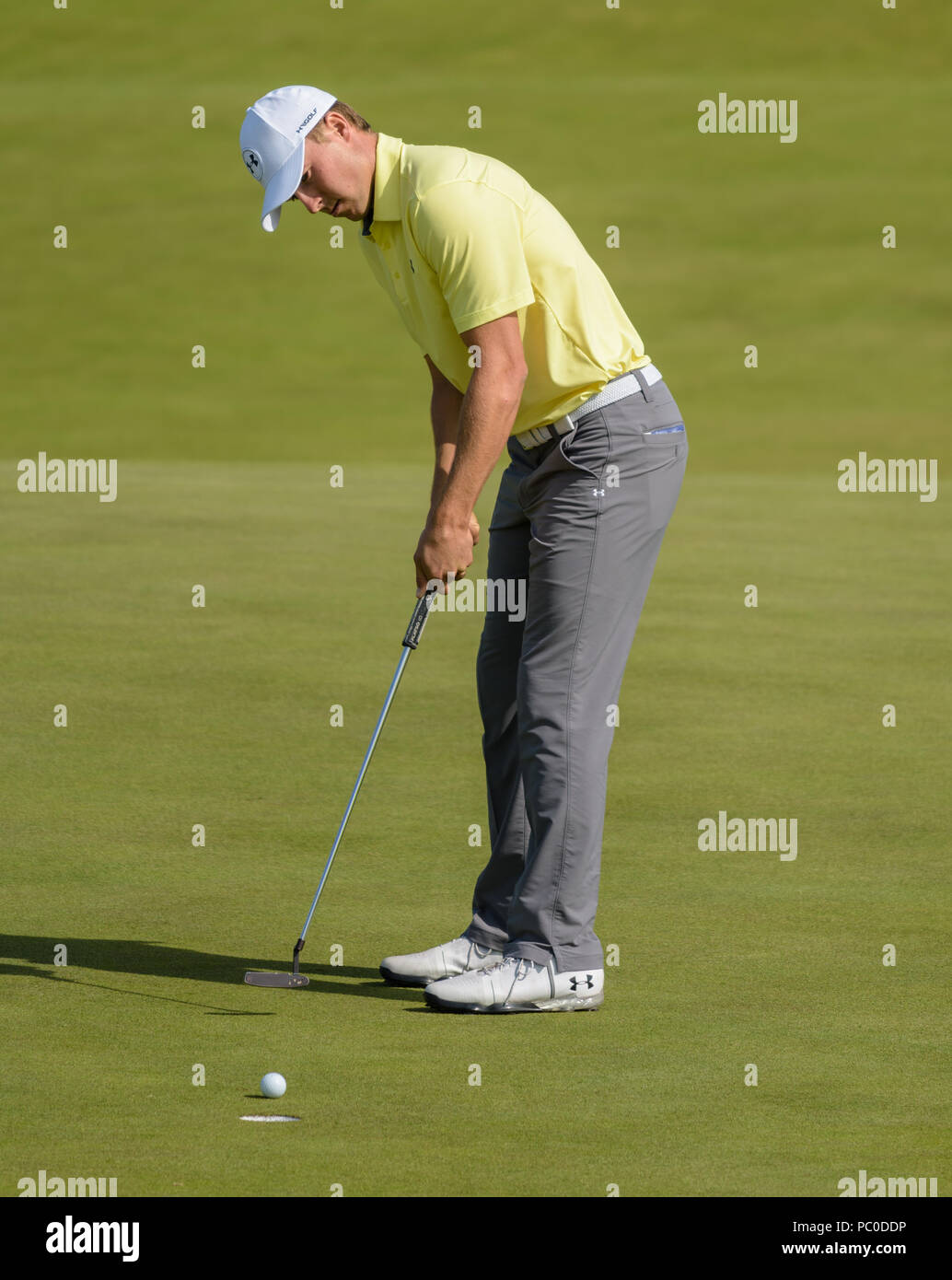 Champion golfista Jordan Spieth che mostra la messa a fuoco e la determinazione a foro un putt a Royal Birkdale, Southport, durante un giorno di pratica all'aperto in 2017 Foto Stock