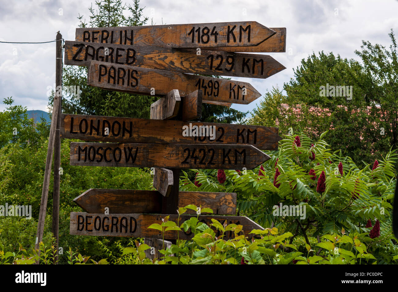 La Croazia e i laghi di Plitvice area: segnaletica di legno rivolta la distanza dalla città vecchia di Drežnik per le principali capitali europee Foto Stock