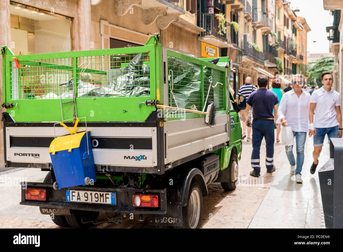 Verde rifiuti rifiuti carrello, raccolta di Verona Italia Foto Stock