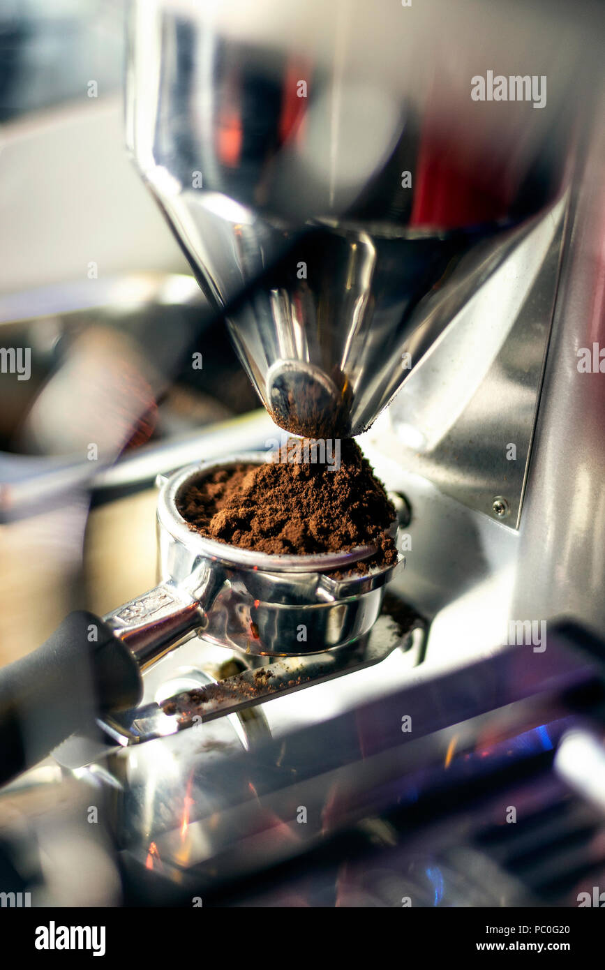 La preparazione di caffè espresso close up dettaglio con moderno Cafe' macinino da caffè macchina Foto Stock