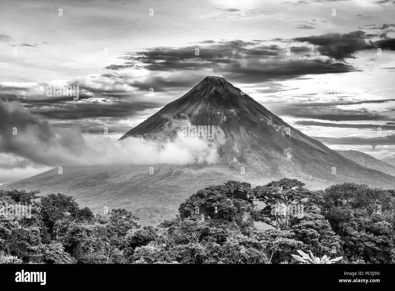 Bianco e Nero Vulcano il paesaggio con le nuvole e il fumo Foto Stock