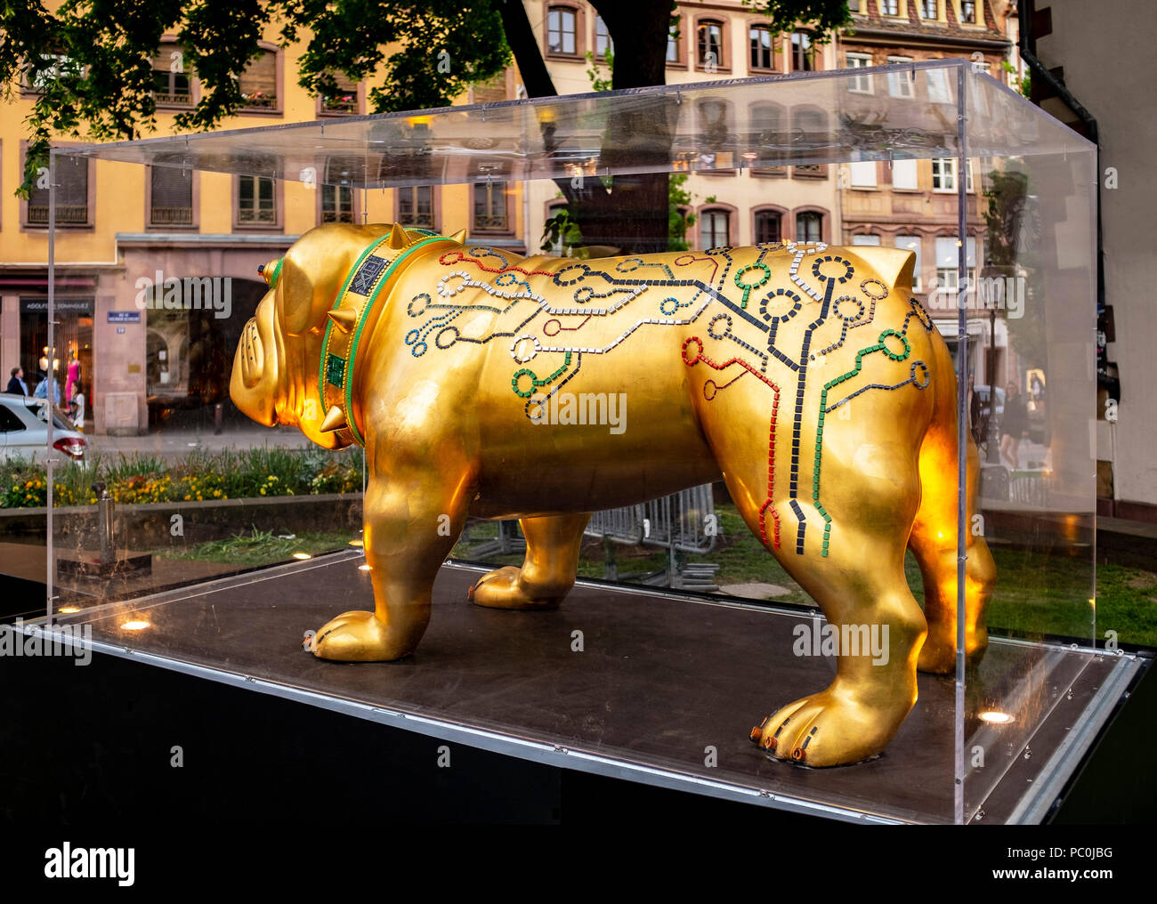 Hector, Bulldog inglese scultura dorata con foglia oro, decorata con componenti elettronici, scultore Renato Montanaro, street display, Strasburgo, Foto Stock