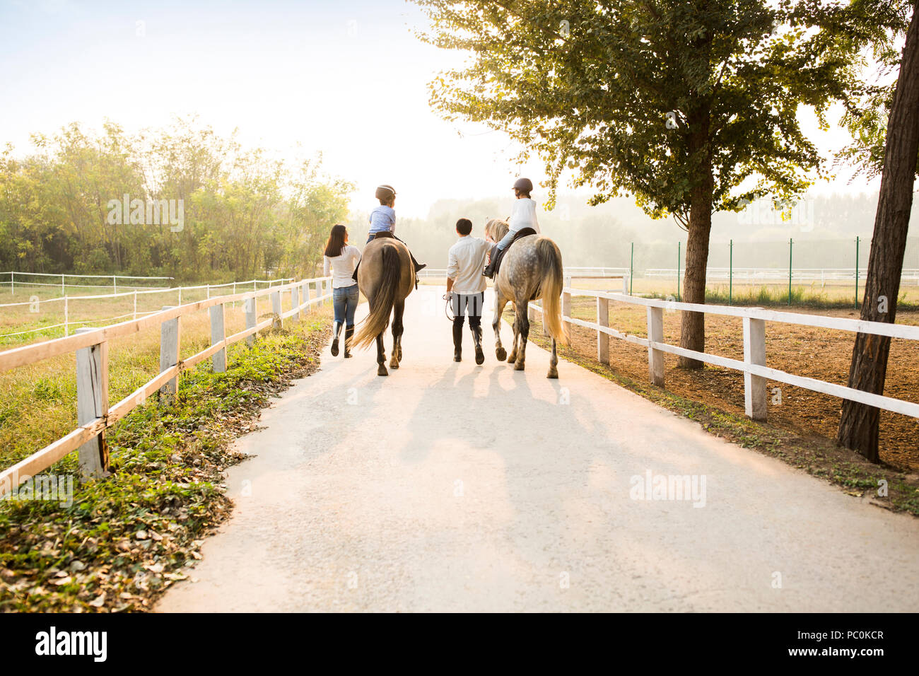 Allegro giovane famiglia cinese a cavallo Foto Stock