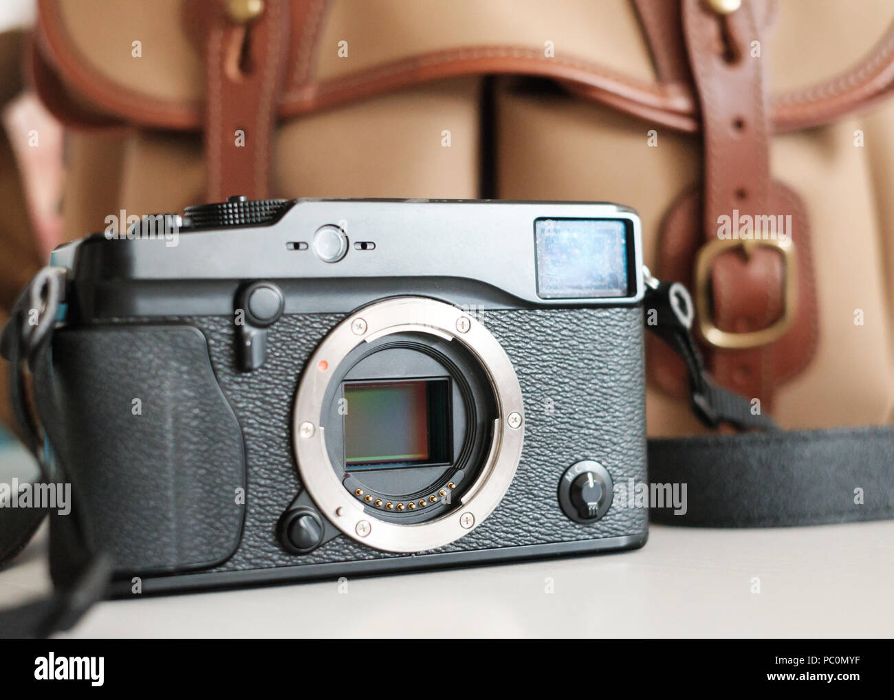 Fuji Mirrorless telecamera del sistema con sensore visibile, con billingham fotocamera borsa Foto Stock