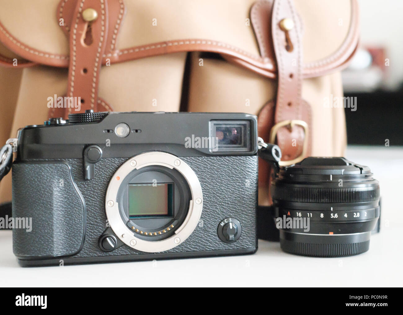 Fuji Mirrorless telecamera del sistema con sensore visibile, con la lente e la telecamera billingham bag Foto Stock
