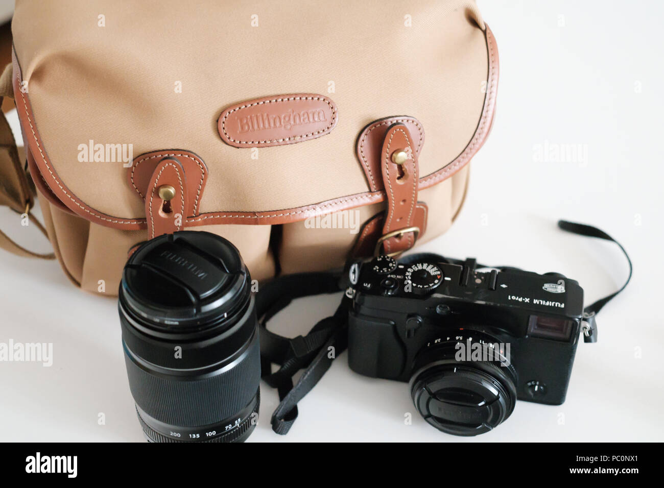 Billingham fotocamera borsa con uno stile rétro Fuji mirrorless fotocamera e lenti Foto Stock