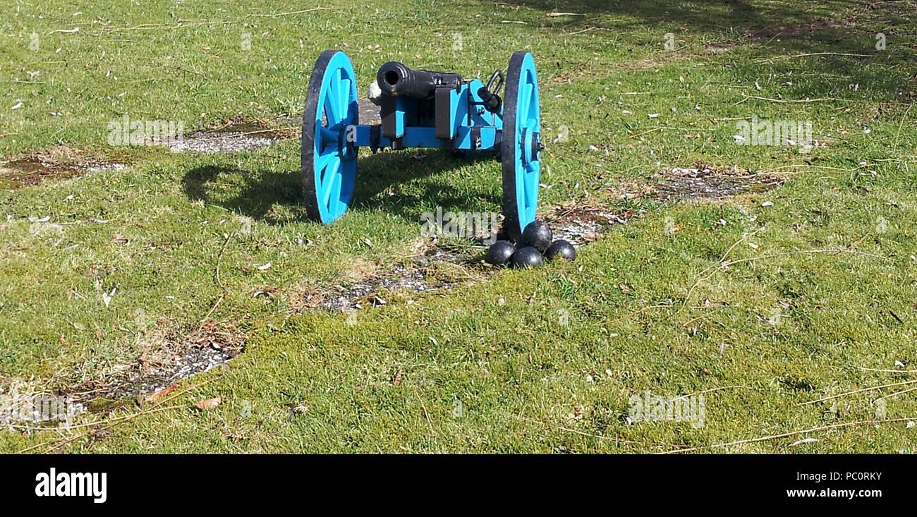 Pistola blu carrello con il cannone e palle di cannone Foto Stock