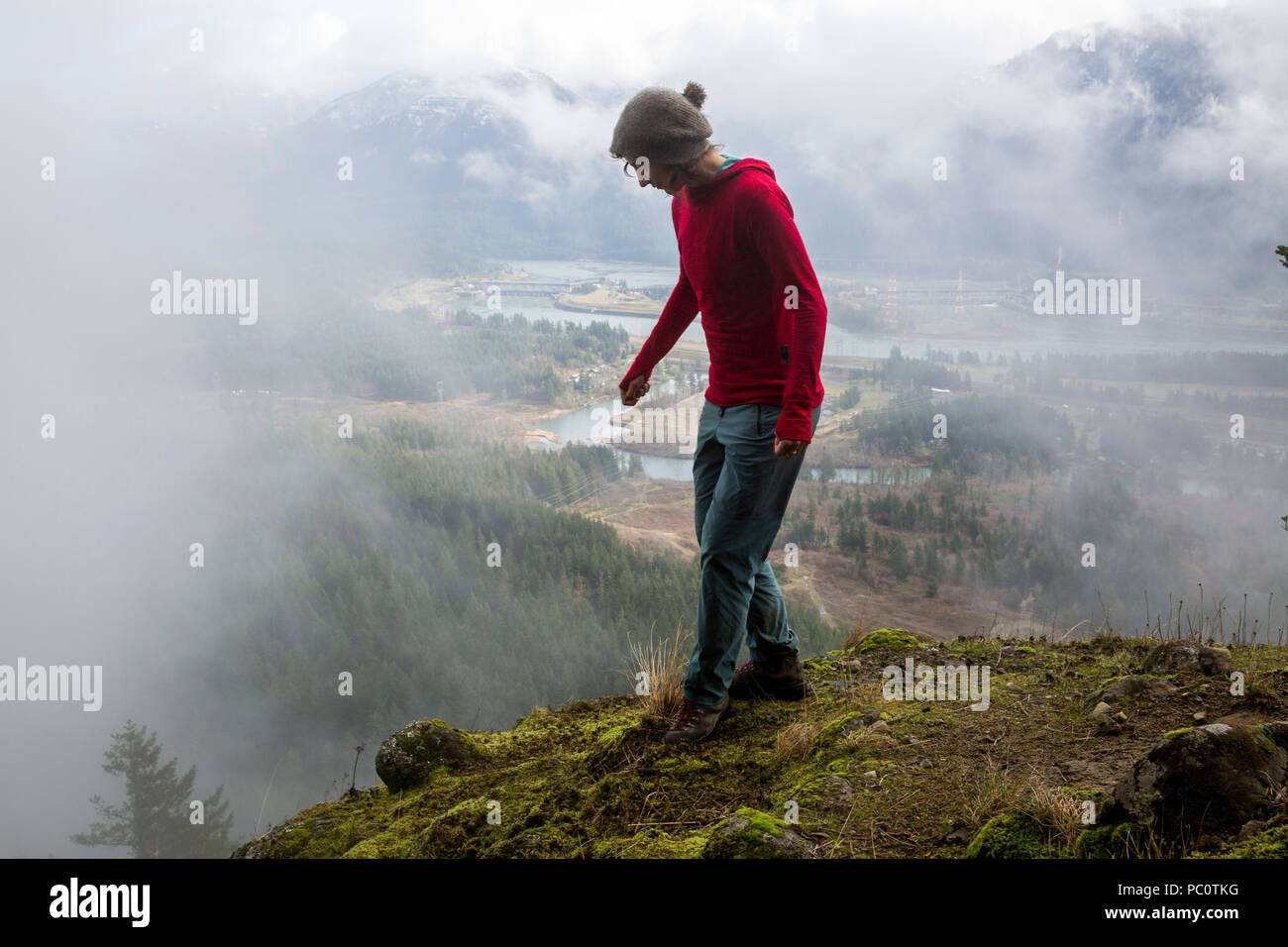 Una donna escursioni oltre la Bonneville Dam in Columbia River Gorge. Foto Stock