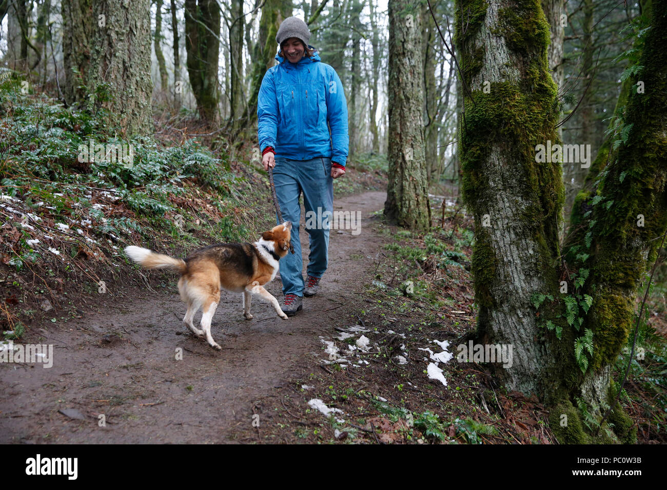 Una donna passeggiate con il suo cane nella Columbia River Gorge. Foto Stock
