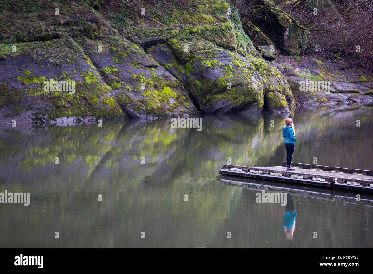 Una donna si erge su un dock in Columbia River Gorge. Foto Stock