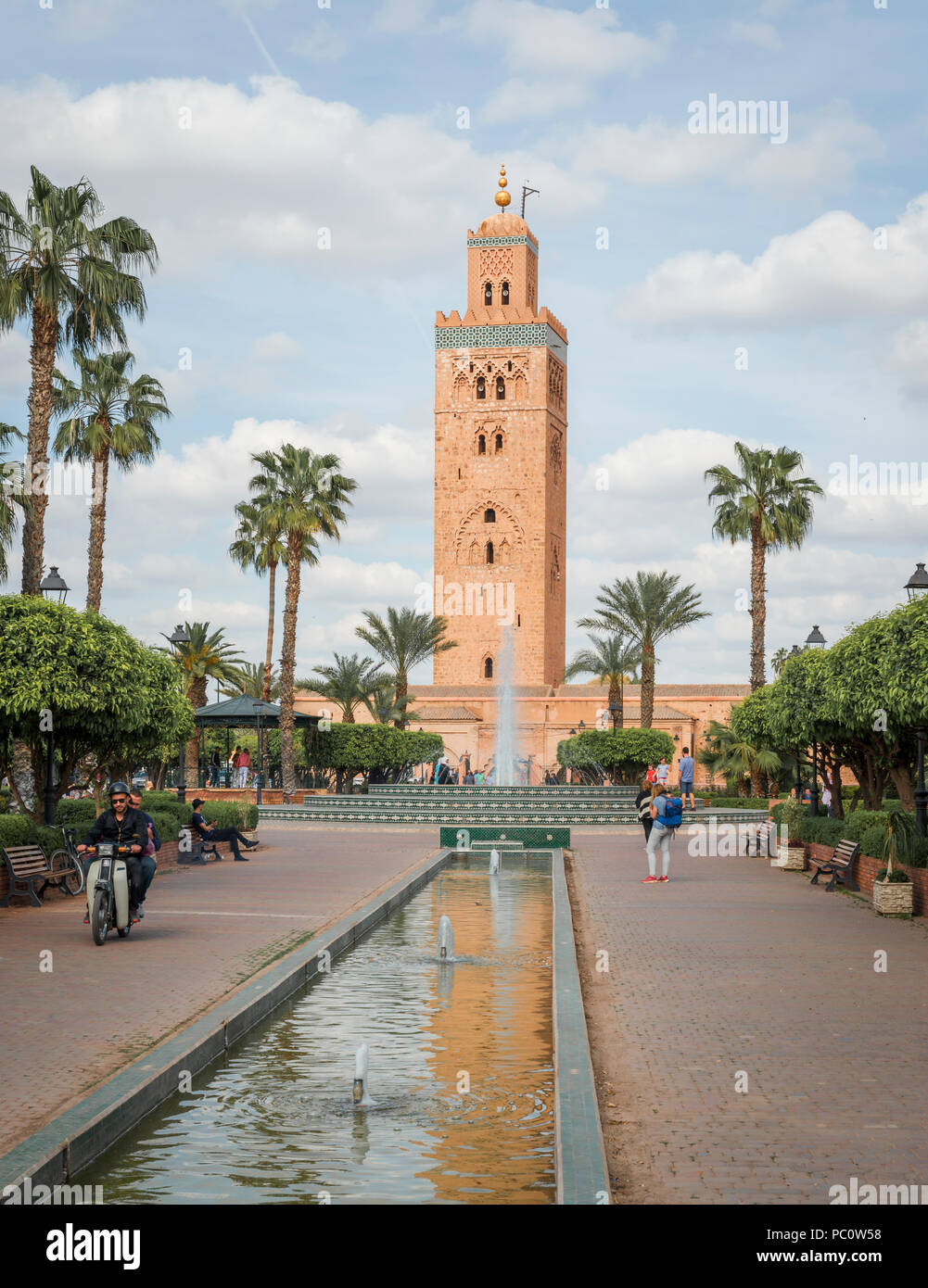 La Koutoubia o Kutubiyya moschea, Jemaa El Fnaa, nativo di un luogo, Medina di Marrakech Marrakech, Marocco, Africa Foto Stock
