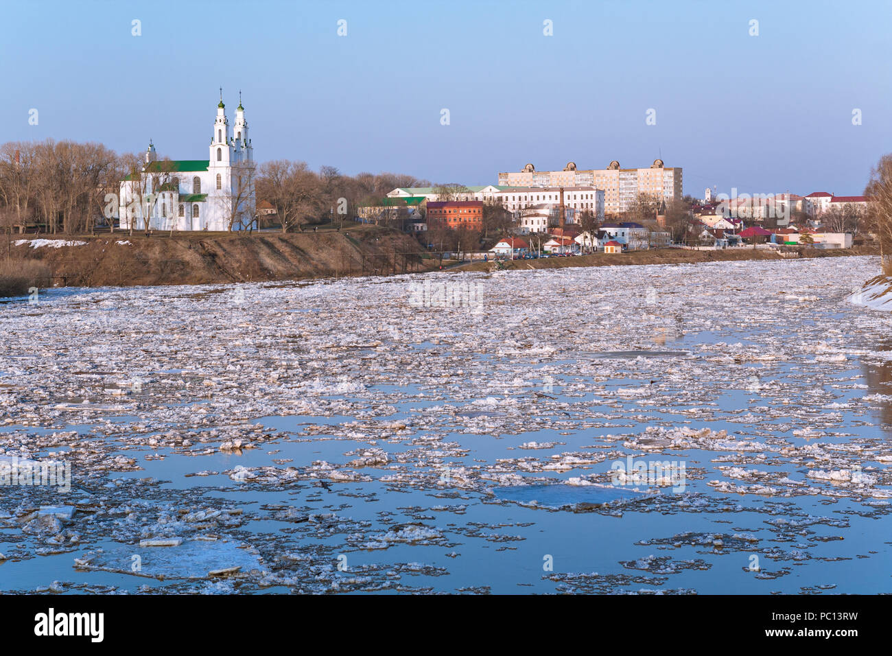 Galleggiamento del ghiaccio sul fiume Zapadnaya Dvina in Polotsk, Bielorussia Foto Stock