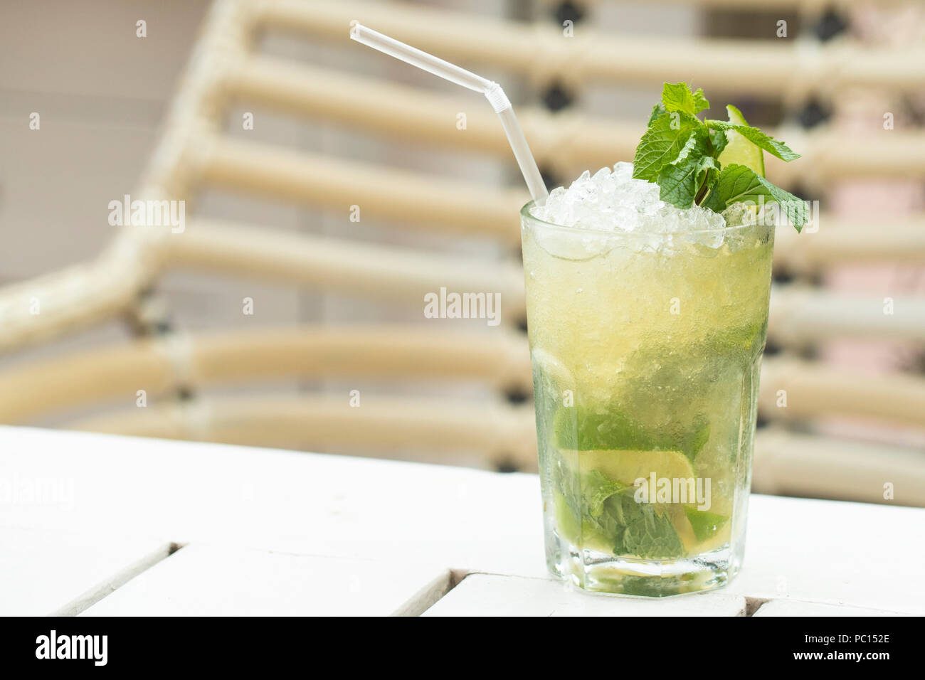 Freschi cocktail mojito in estate su una terrazza con bokeh di fondo Foto Stock