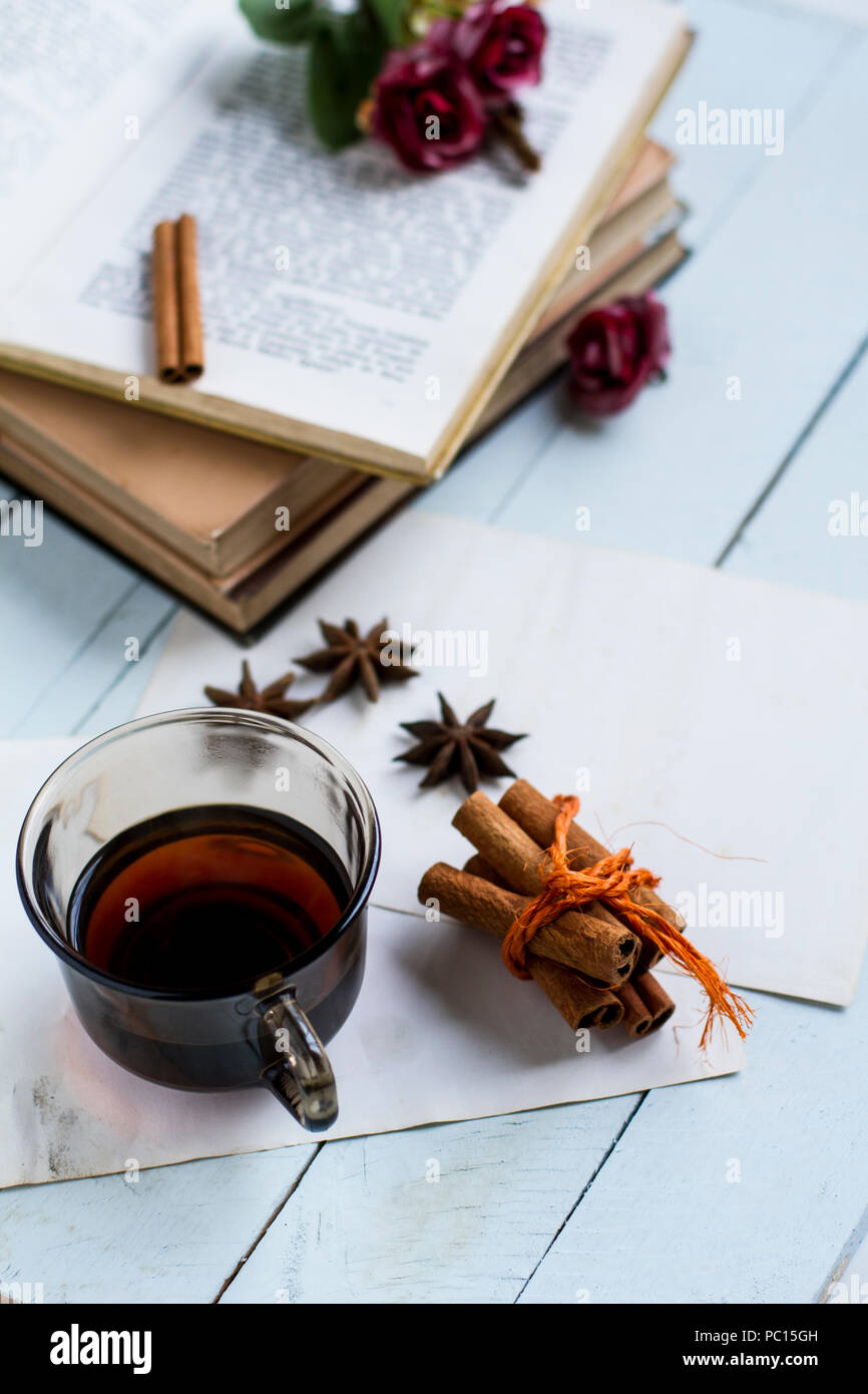 Bere caldo, tè, coppa, prima colazione, autunno, accogliente, aroma, freddo, bevande, caduta, vita, tabella, meteo inverno, naturale, legno, luce, mattina, mug, salute Foto Stock