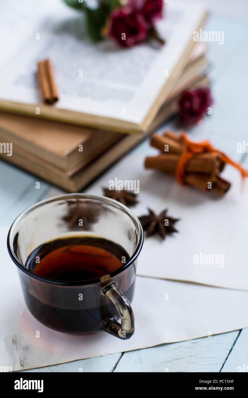 Bere caldo, tè, coppa, prima colazione, autunno, accogliente, aroma, freddo, bevande, caduta, vita, tabella, meteo inverno, naturale, legno, luce, mattina, mug, salute Foto Stock