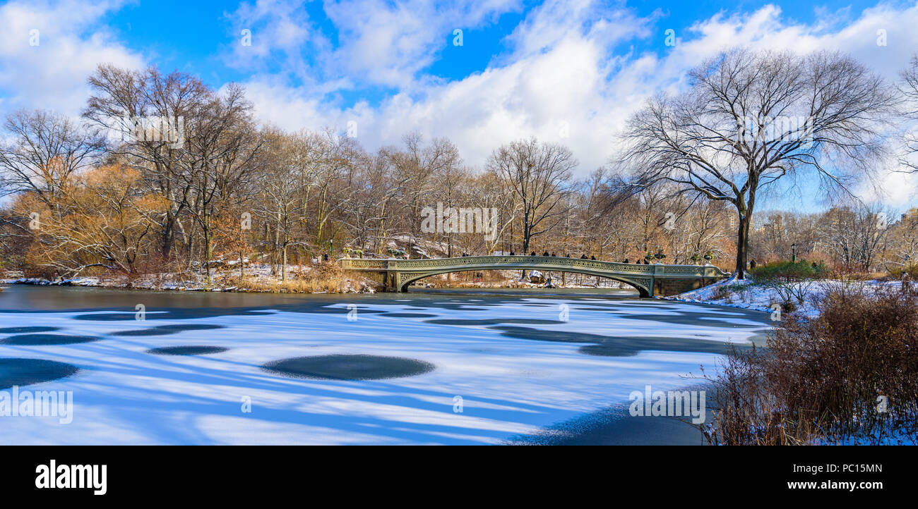 Ponte di prua in inverno al giorno soleggiato, Central Park, Manhattan, New York City, Stati Uniti d'America Foto Stock