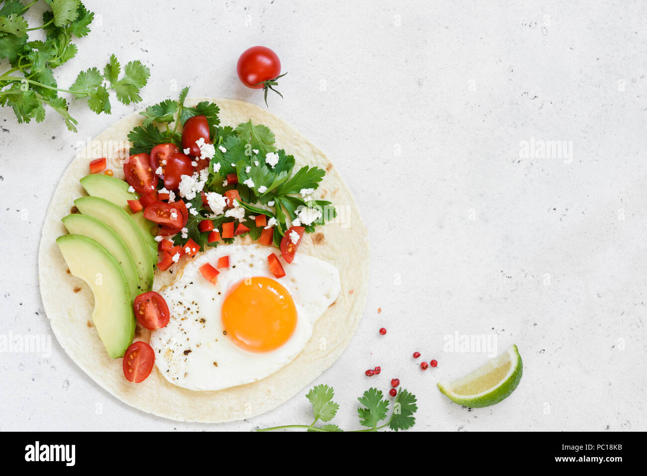 Flatbread con avocado, uova e salsa messicana. Vista da sopra con copia spazio per il testo. Sana colazione o pranzo cibo Foto Stock