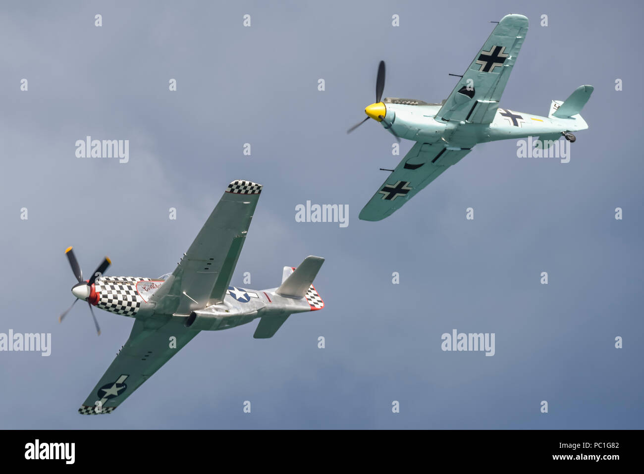 Hispano HA-1112-M1L 'Buchon' Messerschmitt Me109 G-AWHM costruito nel 1958 e già appartenenti all'Aeronautica Militare Spagnola, a fianco di un 1940 TF-51D Mustang 414251 G-TFSI (contrariamente a maria) di stanza a Duxford. Foto Stock