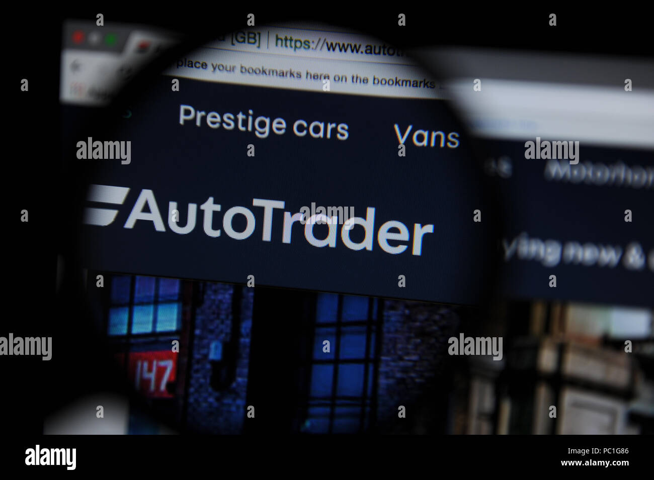 Il sito web Autotrader visto attraverso una lente di ingrandimento Foto Stock