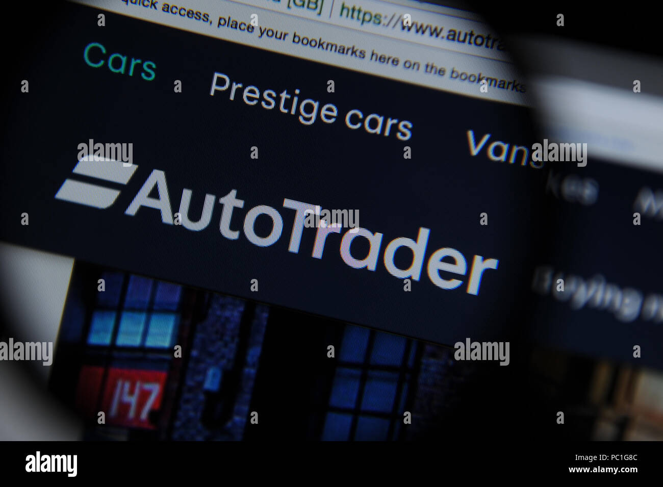 Il sito web Autotrader visto attraverso una lente di ingrandimento Foto Stock