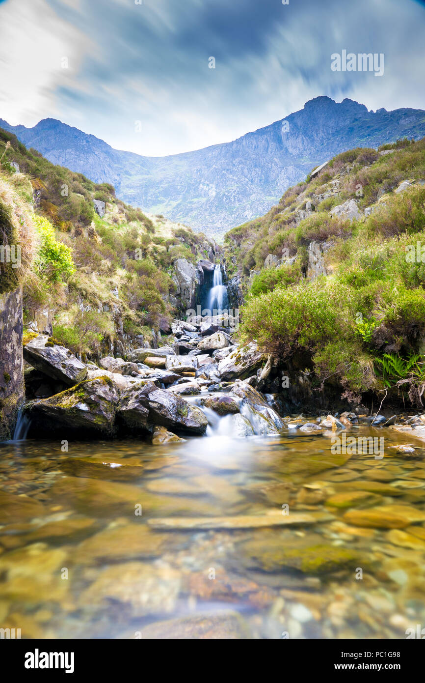 Cascata nelle vicinanze Llyn Idwal un piccolo lago che si trova all' interno di Cwm Idwal nel Glyderau montagne di Snowdonia. Foto Stock