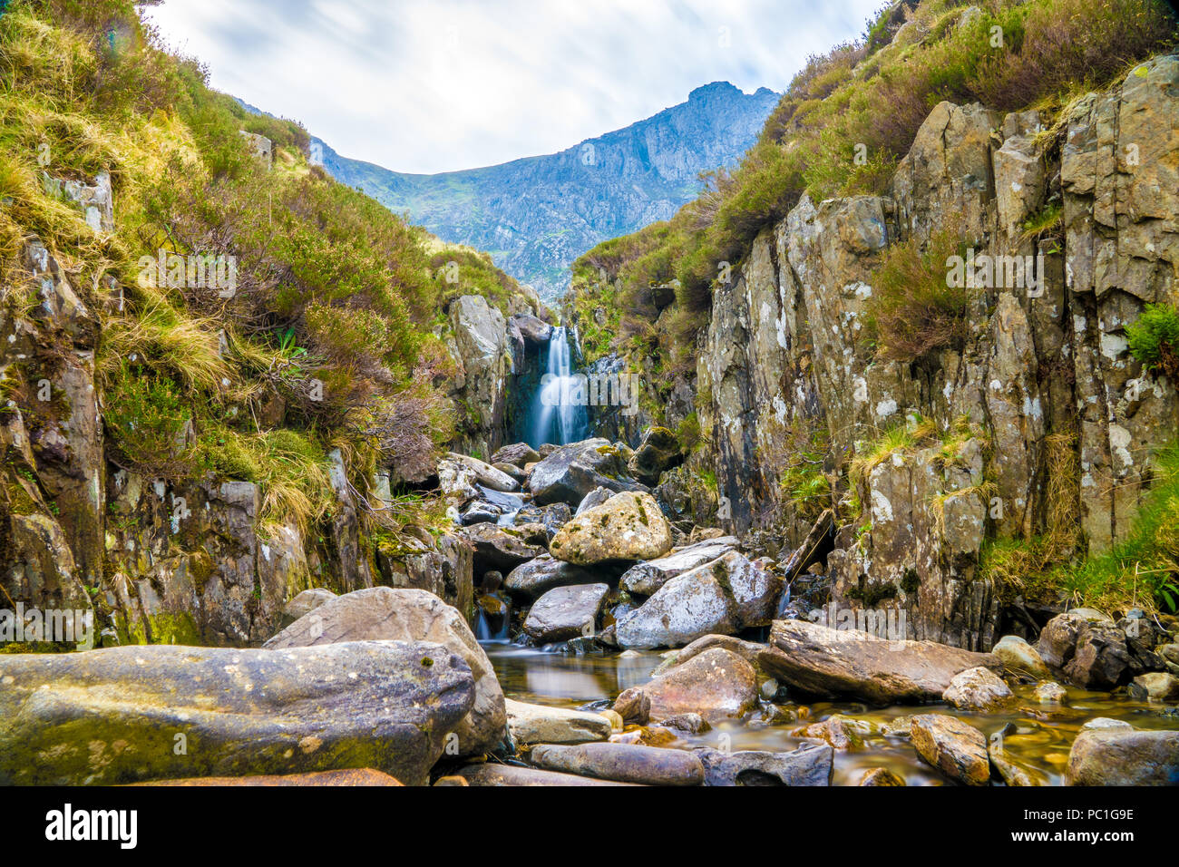 Cascata nelle vicinanze Llyn Idwal un piccolo lago che si trova all' interno di Cwm Idwal nel Glyderau montagne di Snowdonia. Foto Stock