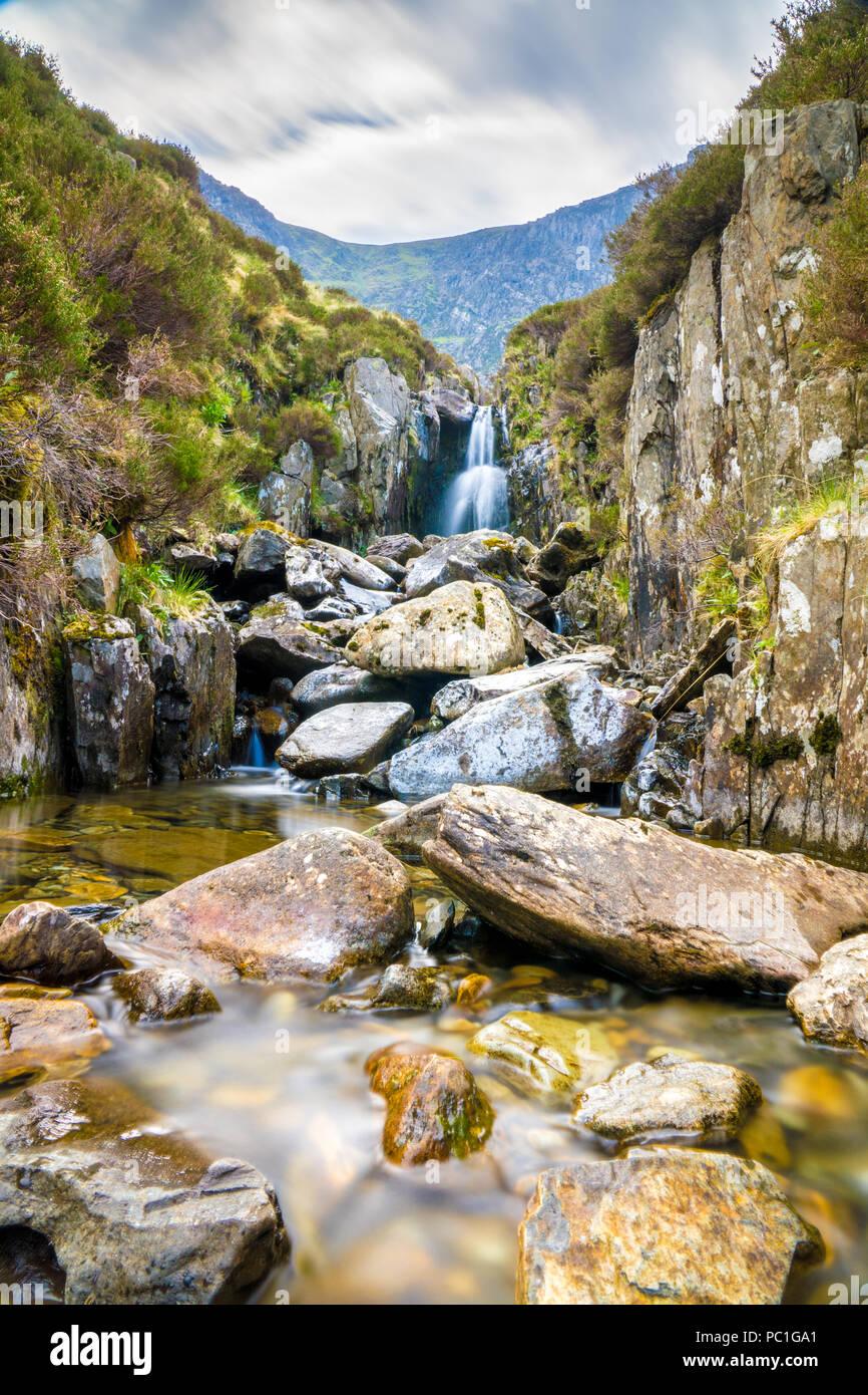 Cascata nelle vicinanze Llyn Idwal un piccolo lago che si trova all' interno di Cwm Idwal nel Glyderau montagne di Snowdonia. Foto Stock