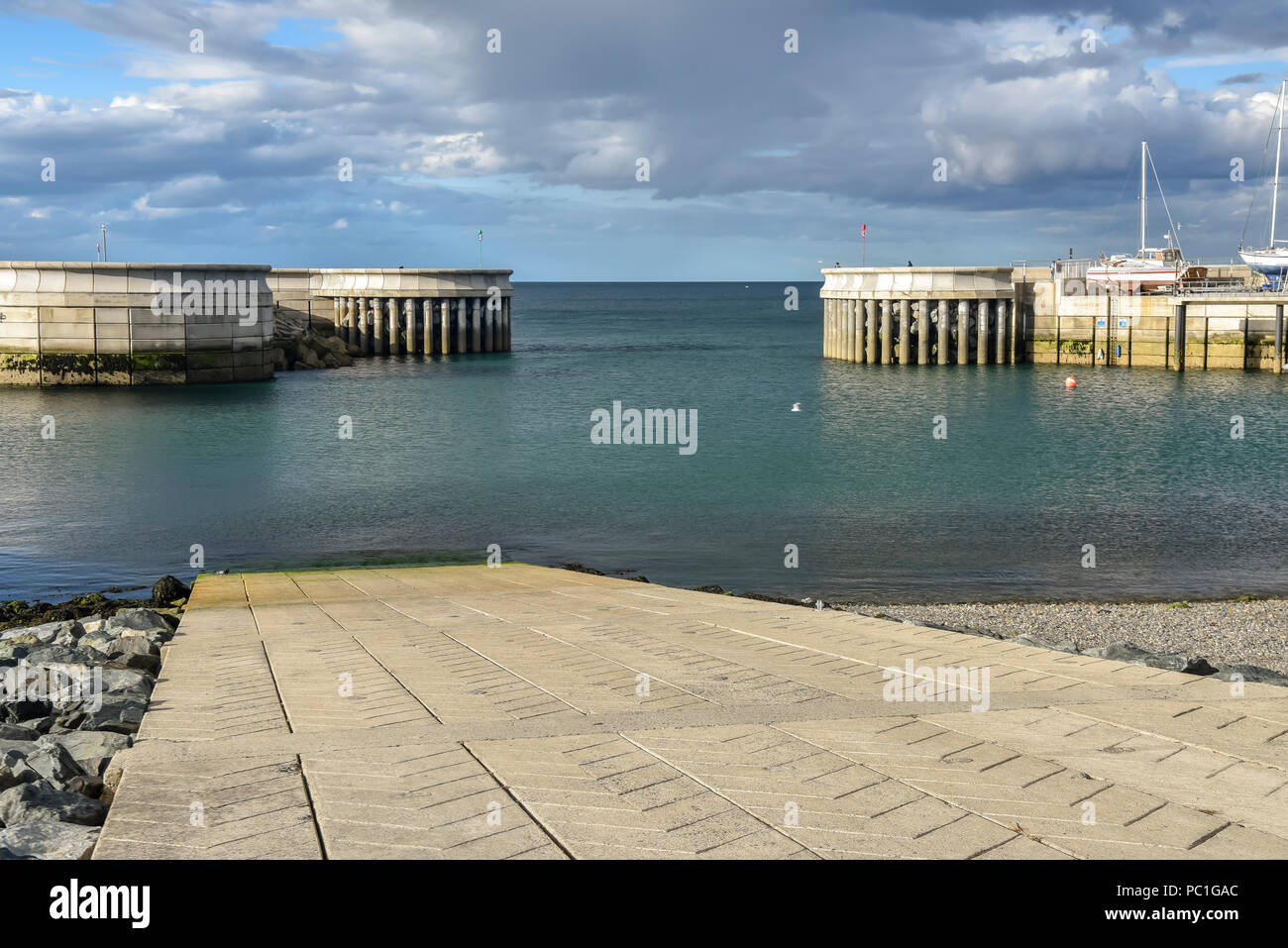 Greystones Harbour, County Wicklow, Irlanda, con appena assemblati scivolo e ingresso del porto. Foto Stock