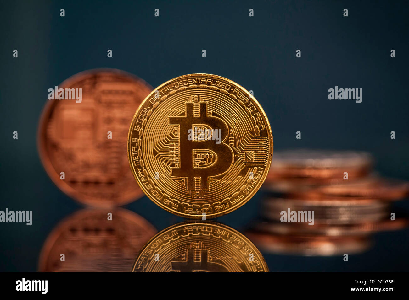 Golden Bitcoin Cryptocurrency. Nuovo denaro virtuale concetto. Foto Stock