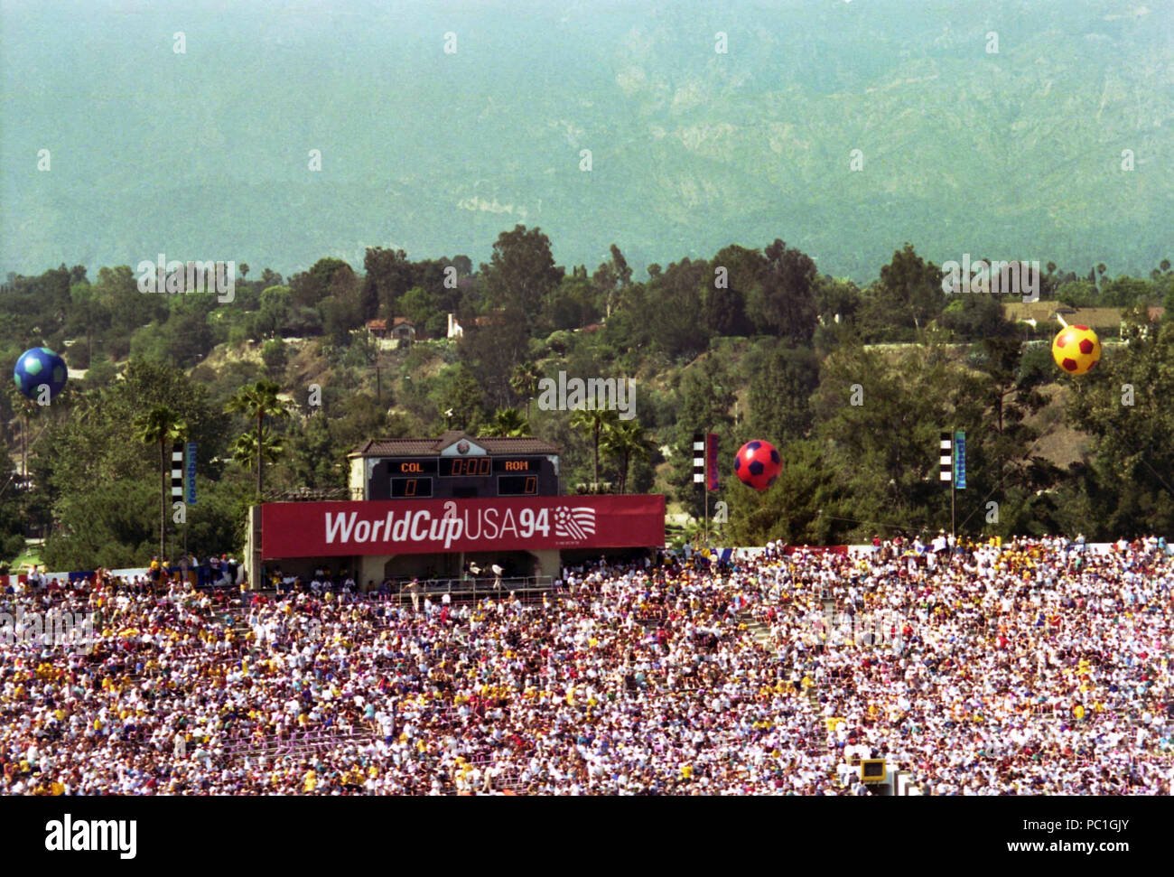 La folla sullo stadio durante la Coppa del Mondo di calcio 1994 in Los Angeles, California Foto Stock
