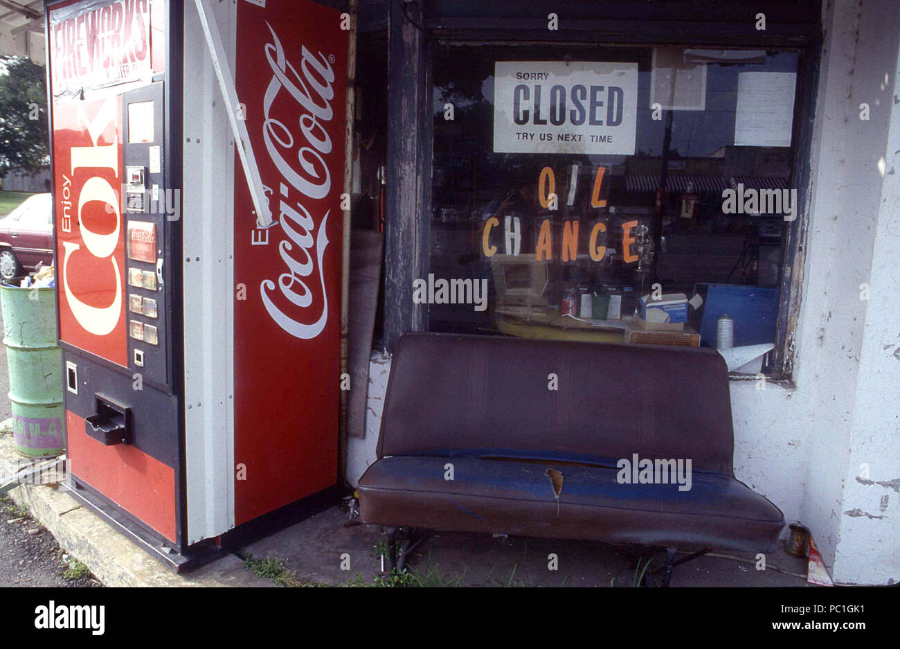 Abbandonata la stazione di gas negli anni ottanta Foto Stock